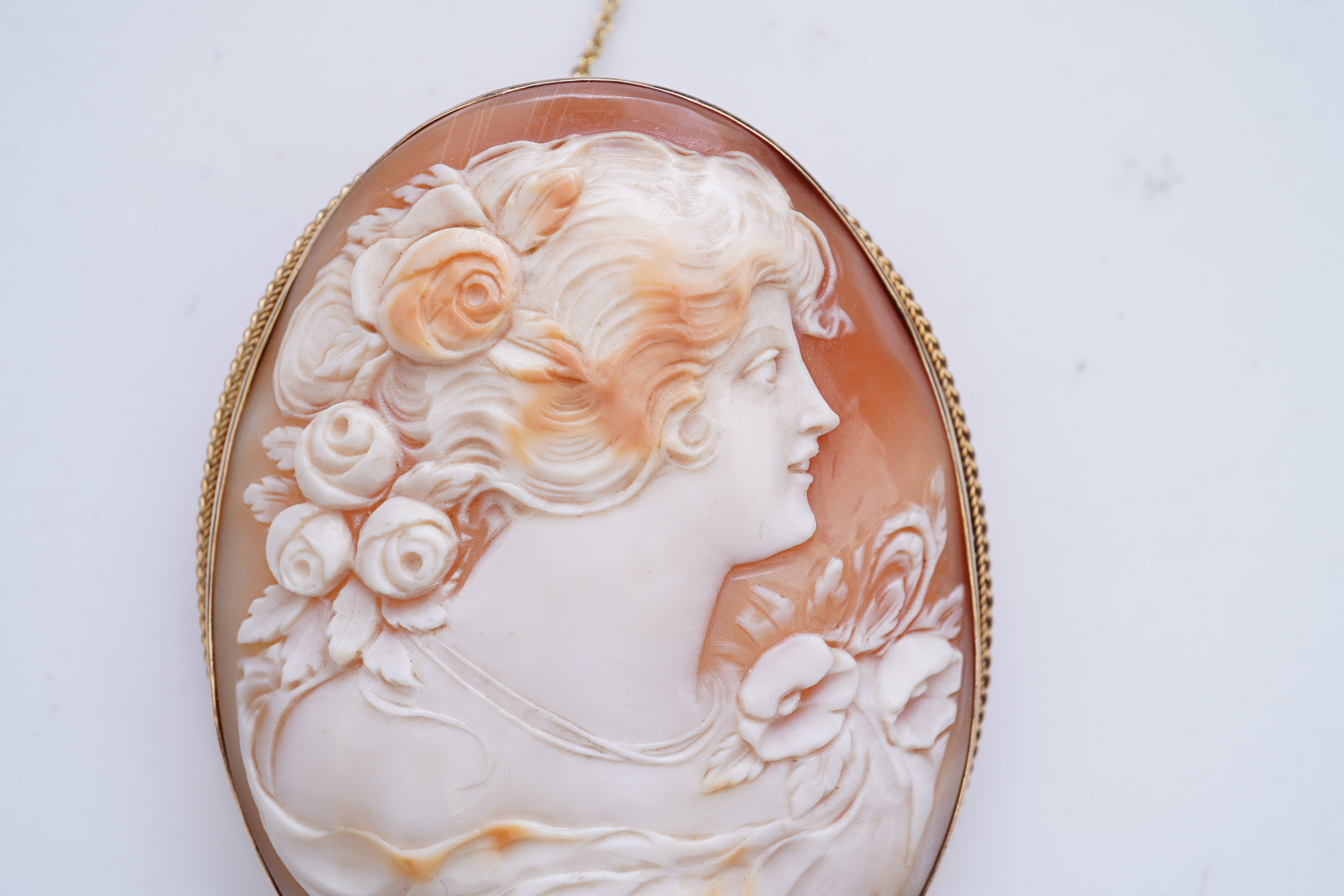 A shell cameo brooch, 20th century